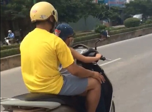 Phu huynh de con trai 5 tuoi dieu khien xe may bi xu phat hinh anh