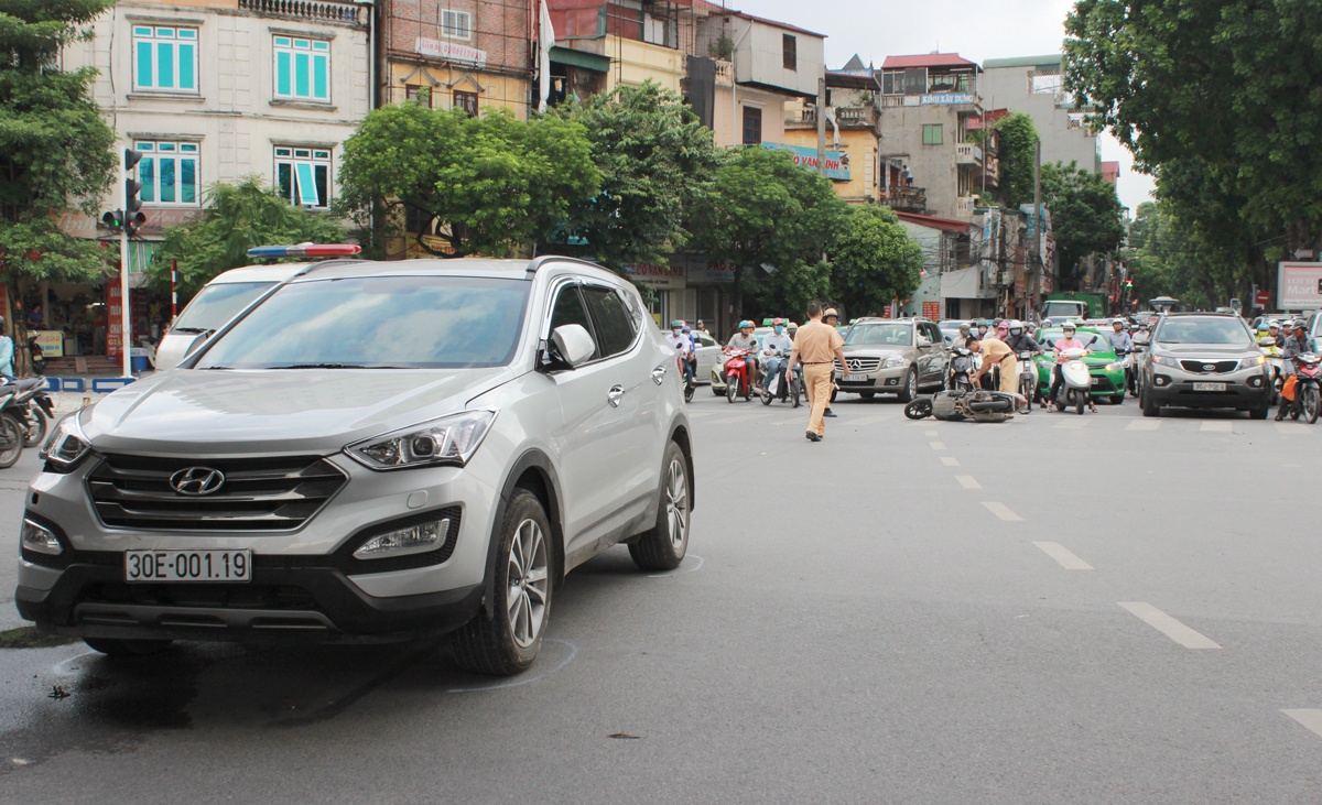 Dung den do bi oto dam anh 1