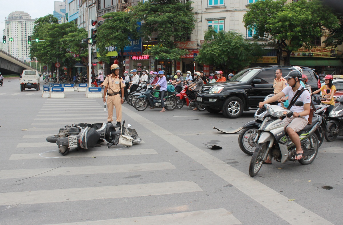 Co gai dung den do bi oto keo le 15 m hinh anh