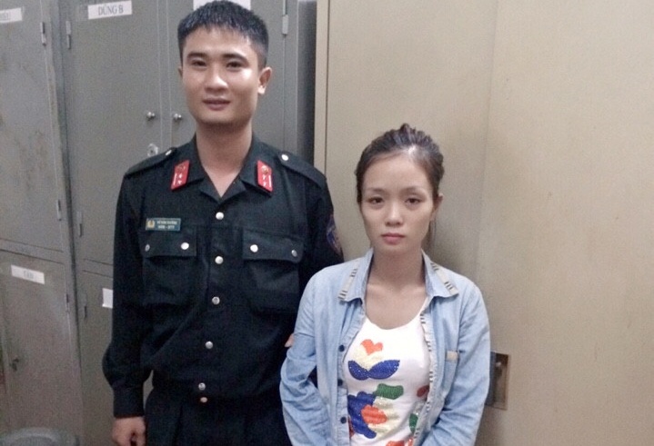 Co gai xam tro nem ma tuy khi thay canh sat co dong hinh anh