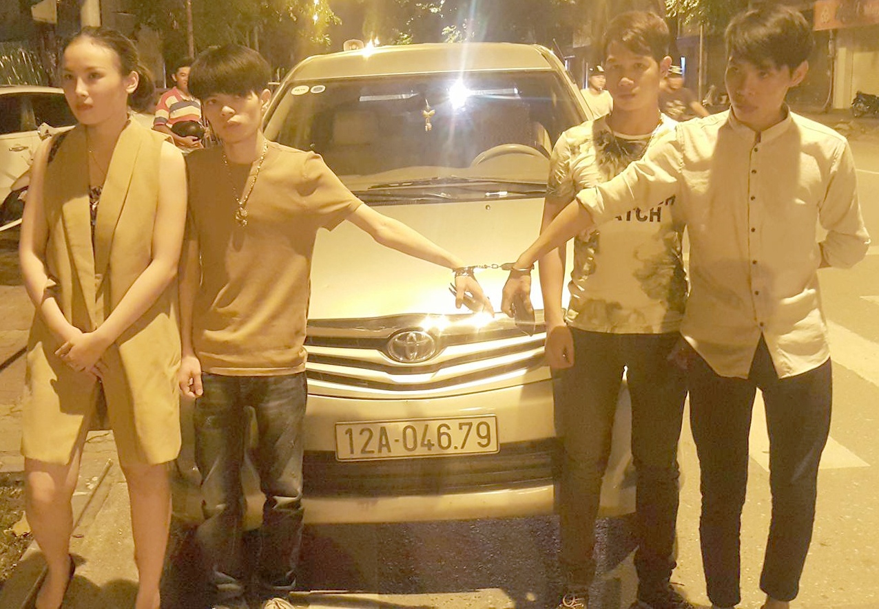 Chan nhom 9X vuot 150 km dua ma tuy vao bar hinh anh