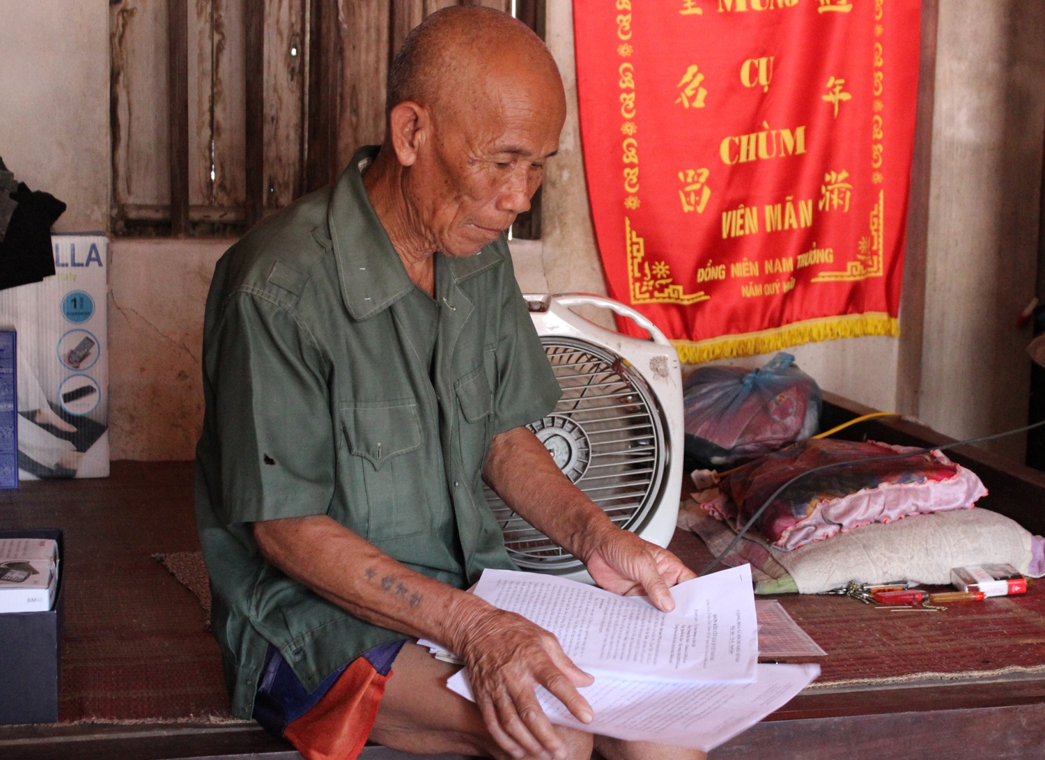 Cu ong 81 tuoi mang an oan anh 1