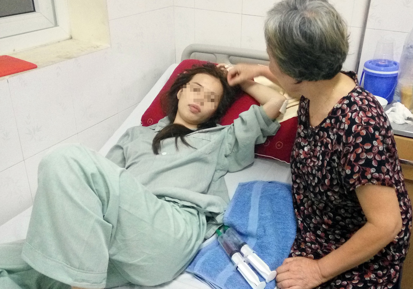 Nu sinh ngat lim o tru so cong an hinh anh