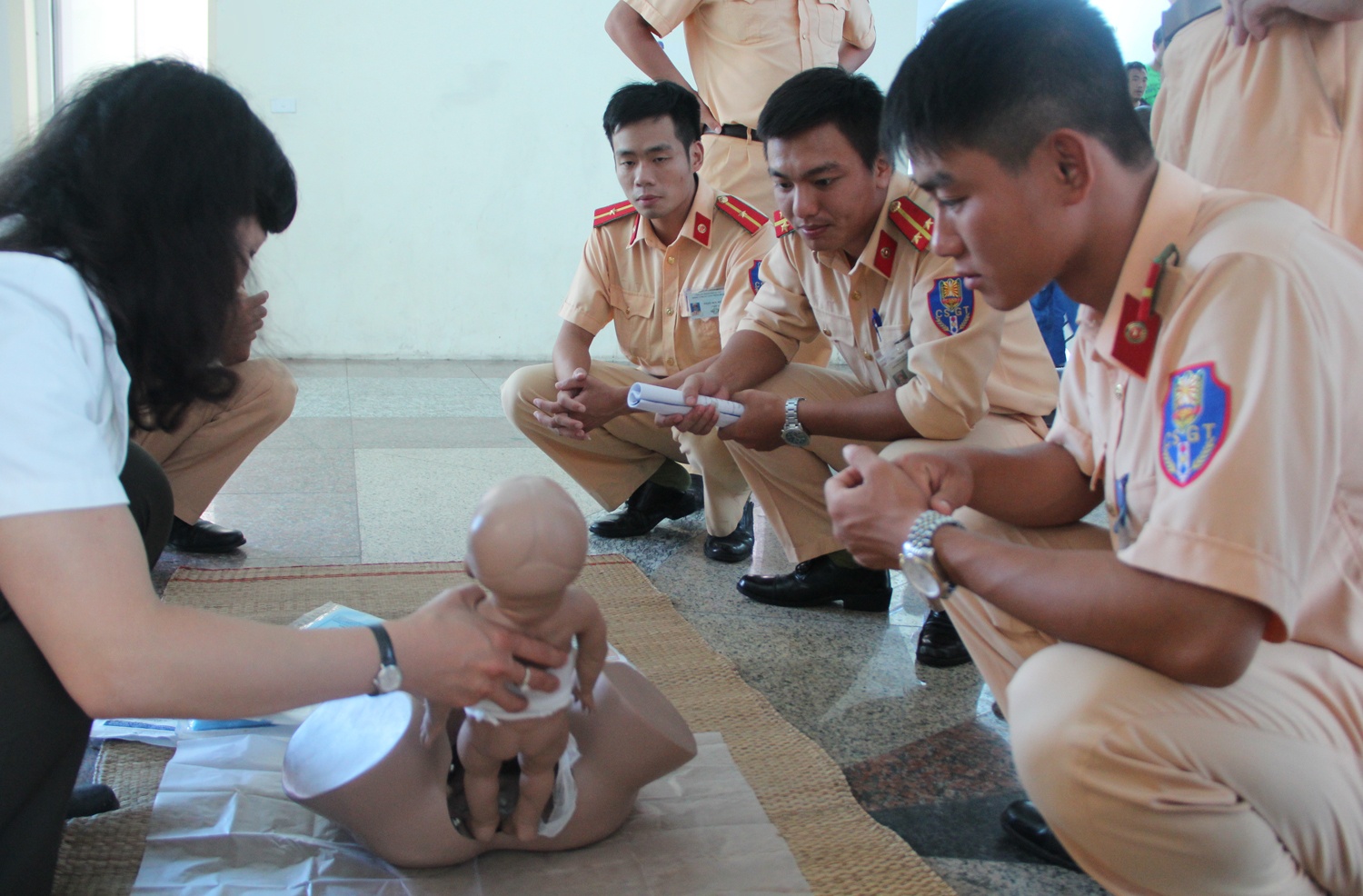 CSGT Ha Noi hoc ky nang do de tren pho hinh anh