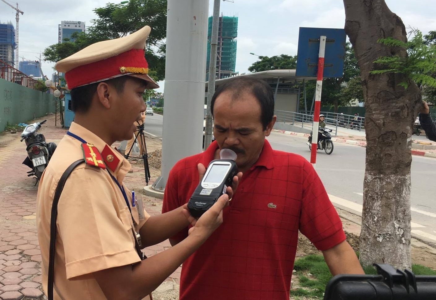 Uong 2 coc bia, bi phat 16 trieu dong hinh anh