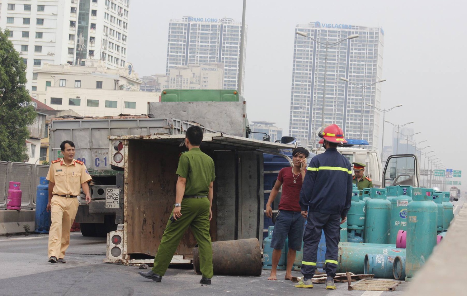 Duong tren cao un u vi xe cho binh gas bi lat hinh anh