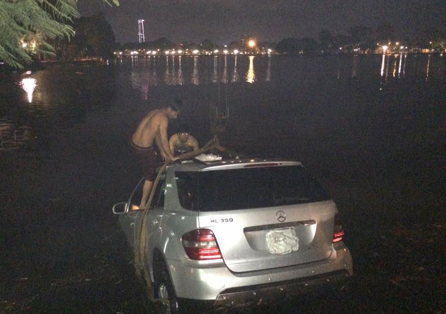 Xe Mercedes lao xuong ho Truc Bach giua mua bao hinh anh