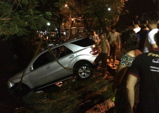 ôtô lao xuống hồ Trúc Bạch ảnh 2 oto lao xuong ho Truc Bach anh 2