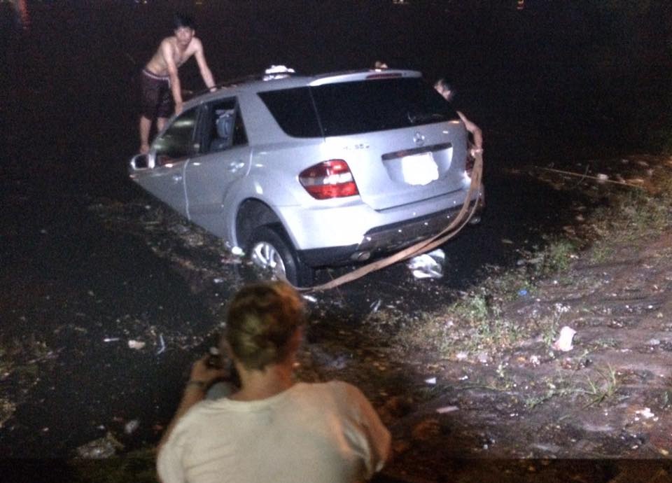 ôtô lao xuống hồ Trúc Bạch ảnh 1 oto lao xuong ho Truc Bach anh 1