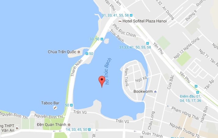 ôtô lao xuống hồ Trúc Bạch ảnh 3 oto lao xuong ho Truc Bach anh 3