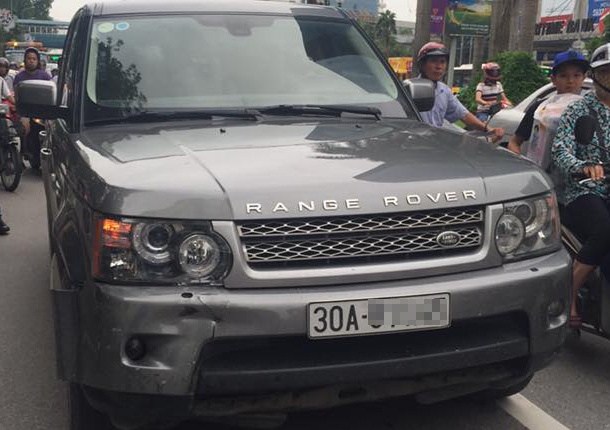 Tai xe Range Rover bo xe sau khi tong 2 me con trong thuong hinh anh