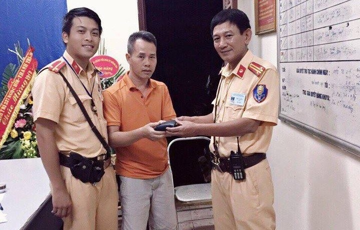 Nhat hon 20 trieu, CSGT tra lai cho nguoi dan hinh anh