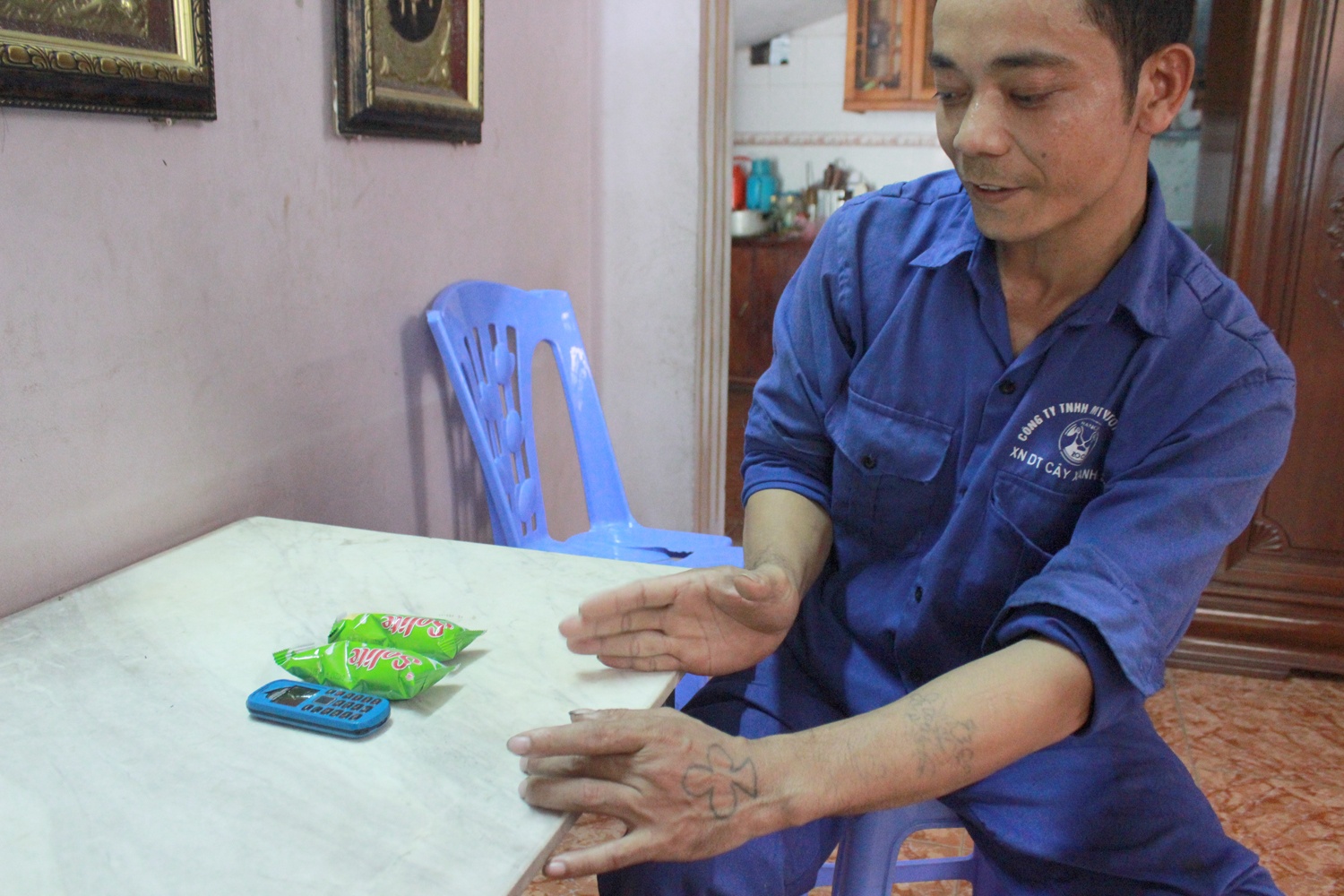 Co gai thue chat chan tay anh 2