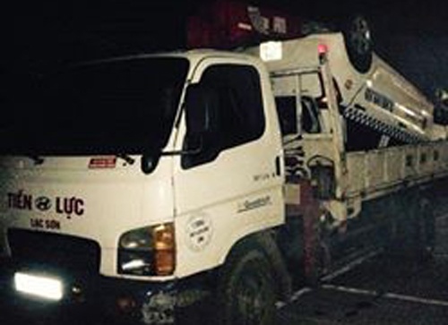 Can bo quan ly thi truong tu vong trong taxi lao xuong suoi hinh anh