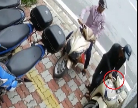 Thanh nien be khoa xe SH trong 3 giay hinh anh