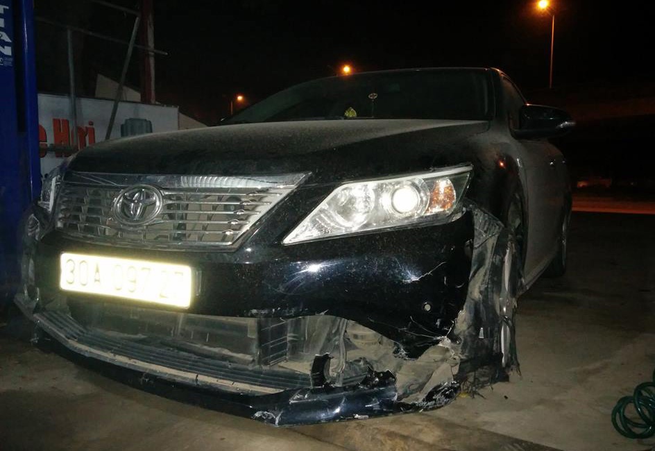 Tai xe Camry bi dan vay danh sau khi keo le xe may 5 km hinh anh