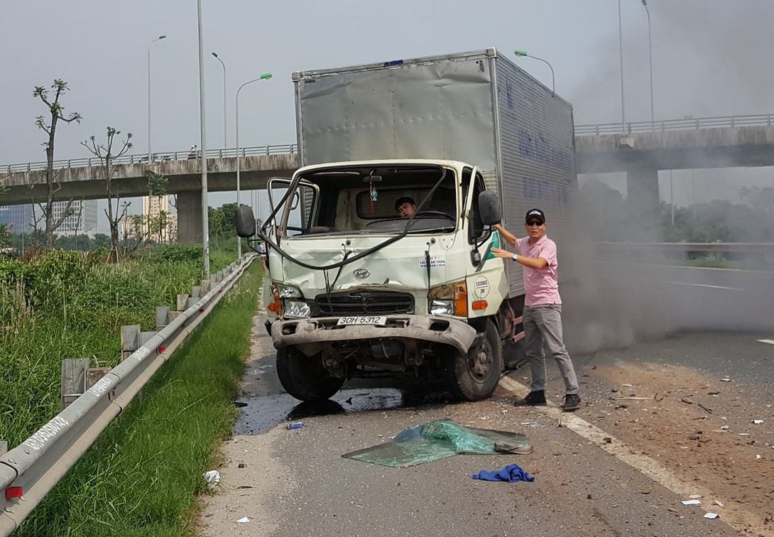 Dan cay cua cuu tai xe ket trong cabin xe tai sau tai nan hinh anh