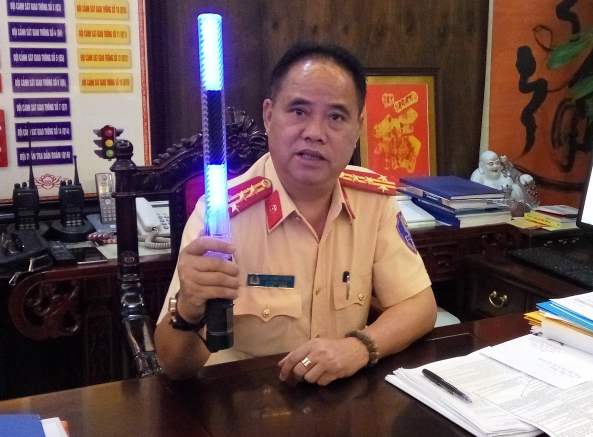 CSGT duoc trang bi ao va gay phat sang hinh anh