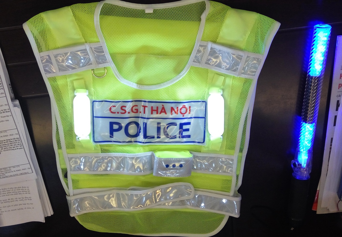 CSGT Ha Noi co ao phat sang va gay chi huy LED dac biet hinh anh