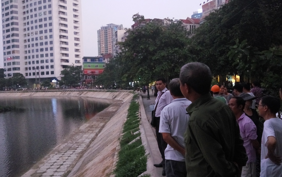 Nam thanh nien chet duoi khi boi o ho Ngoc Khanh hinh anh