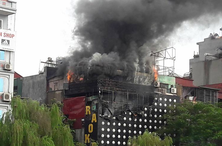 Chay lon o quan karaoke canh song To Lich hinh anh