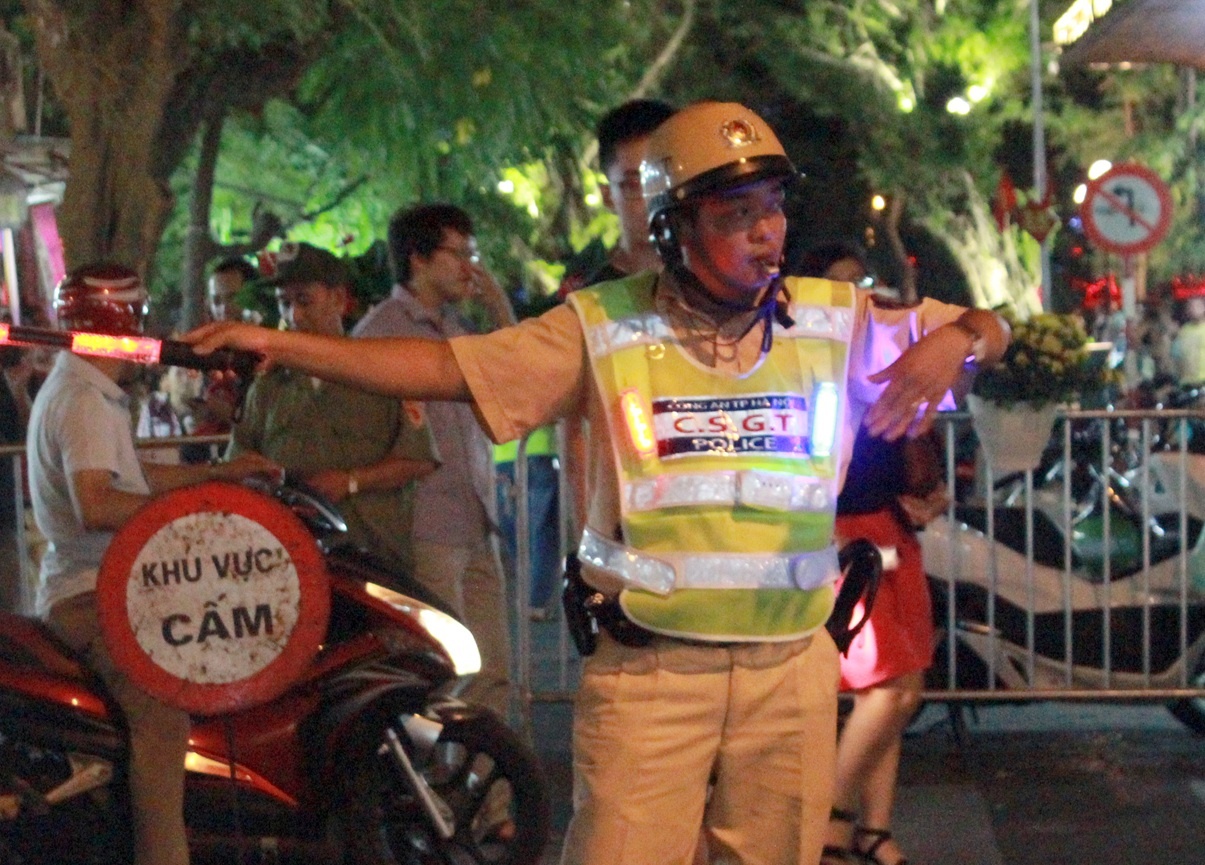 CSGT Ha Noi mac ao phat sang dieu tiet giao thong hinh anh