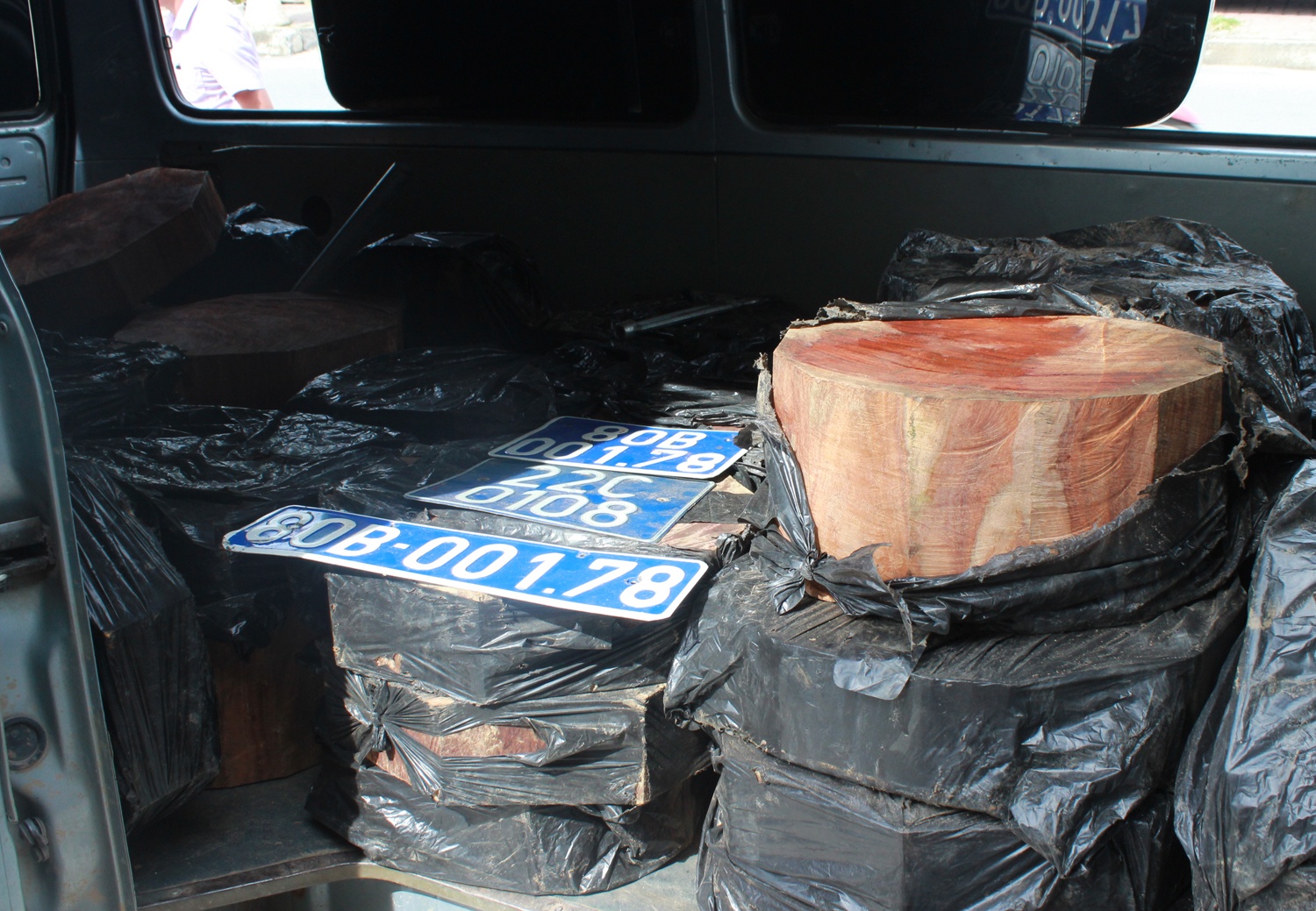 CSGT phat hien 50 khuc go cam tren oto co 4 bien xanh hinh anh