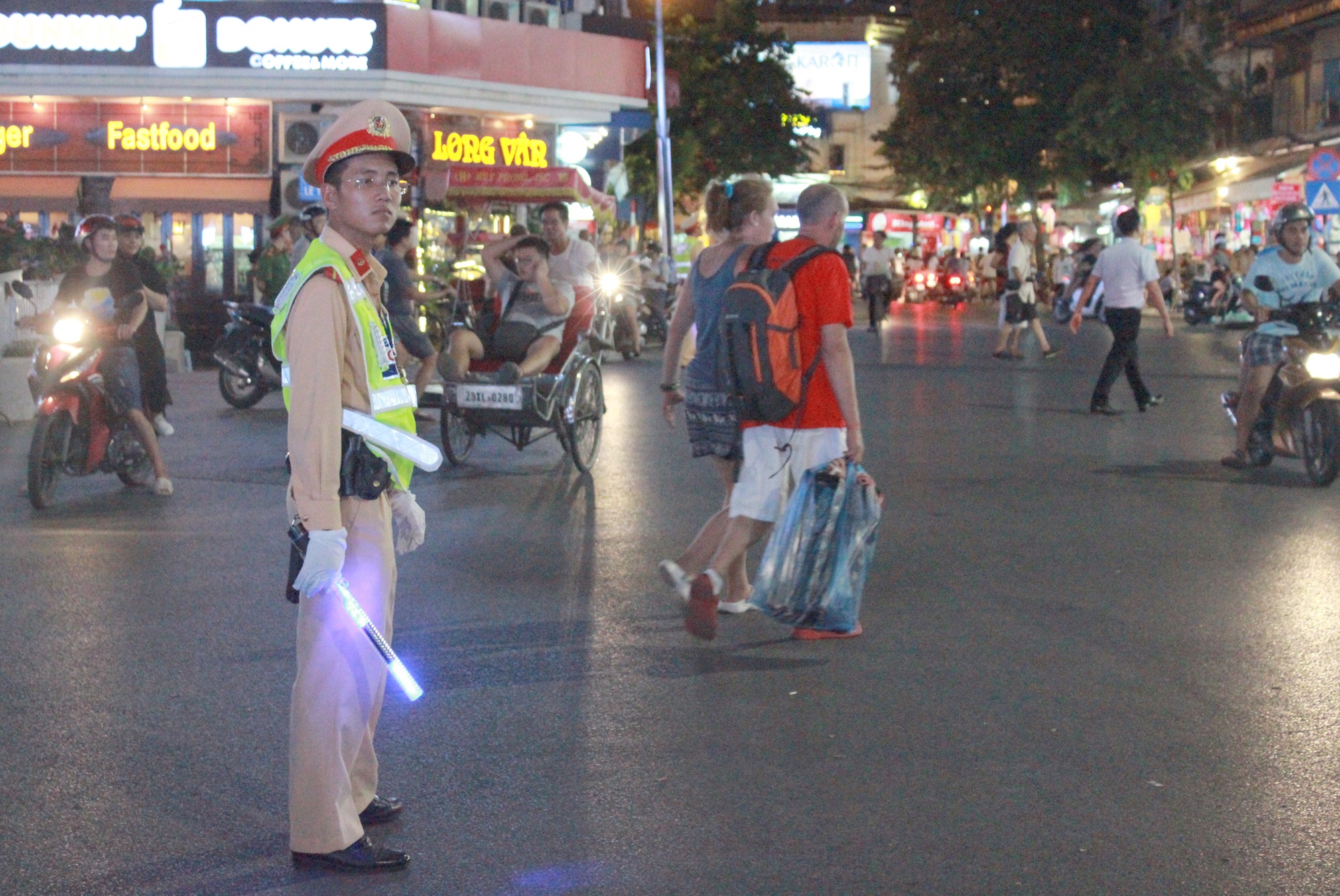 CSGT mac ao phat sang anh 2