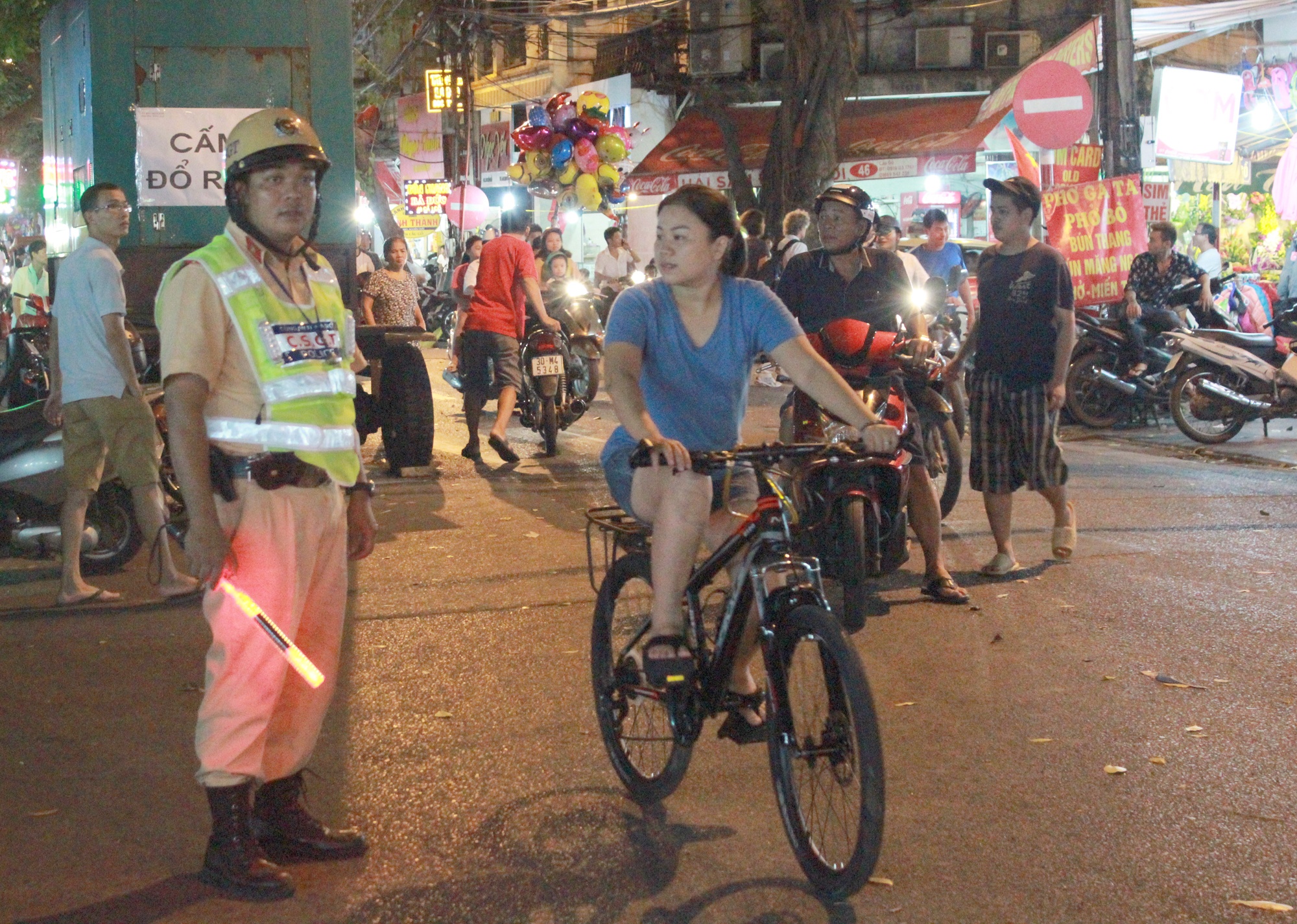 CSGT Ha Noi mac ao phat sang trong dem hinh anh