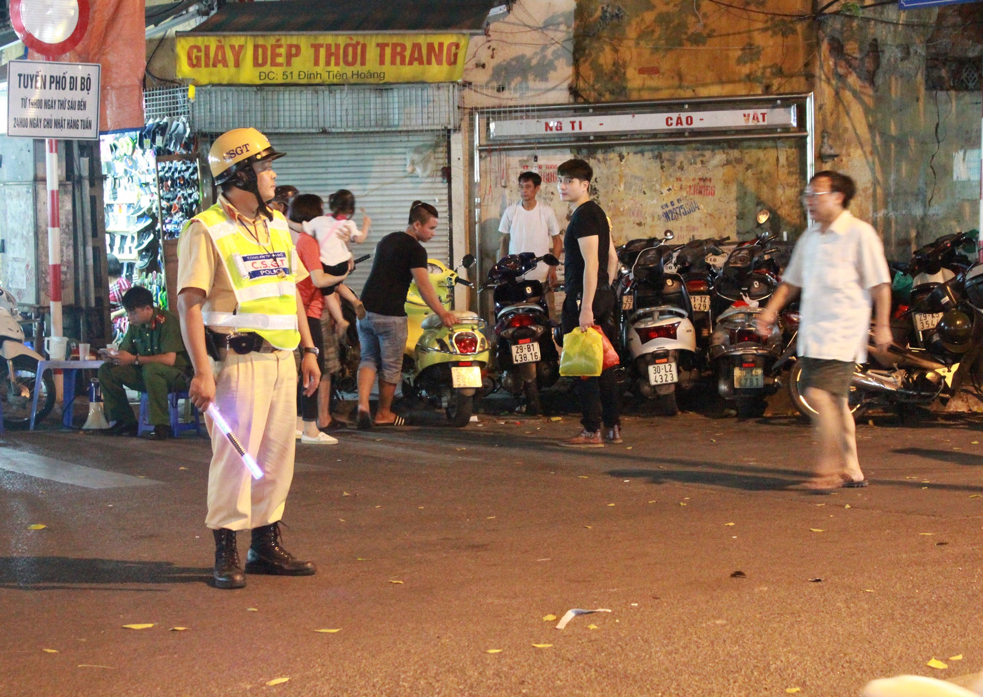 CSGT mac ao phat sang anh 4