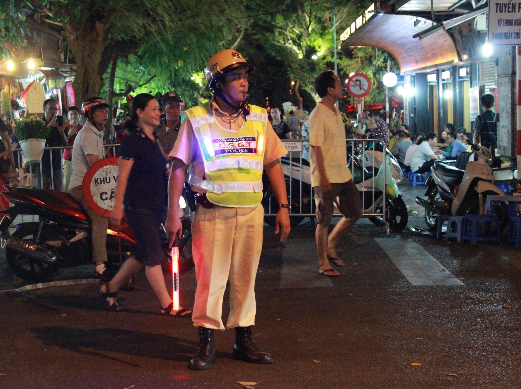 CSGT mac ao phat sang anh 5