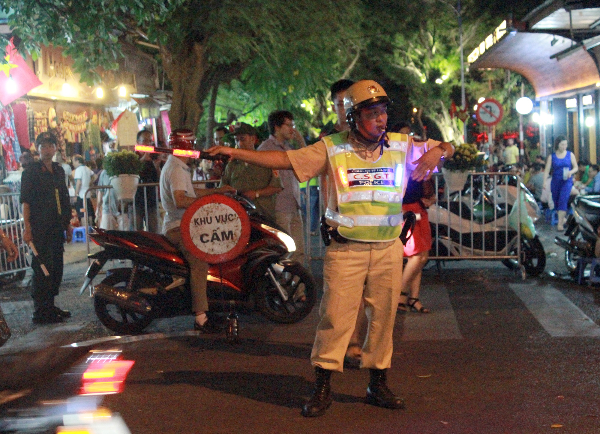 CSGT mac ao phat sang anh 6