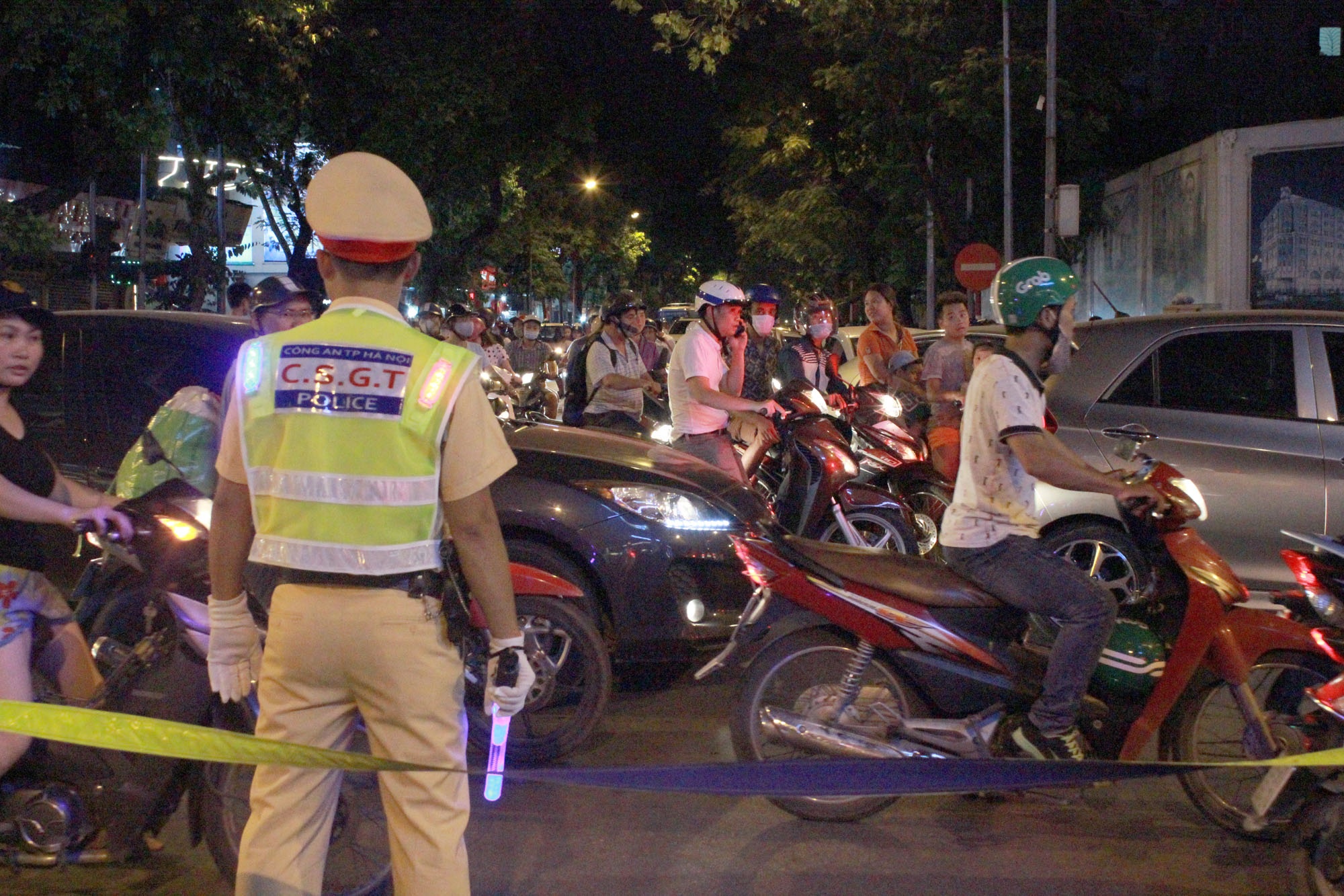 CSGT mac ao phat sang anh 7