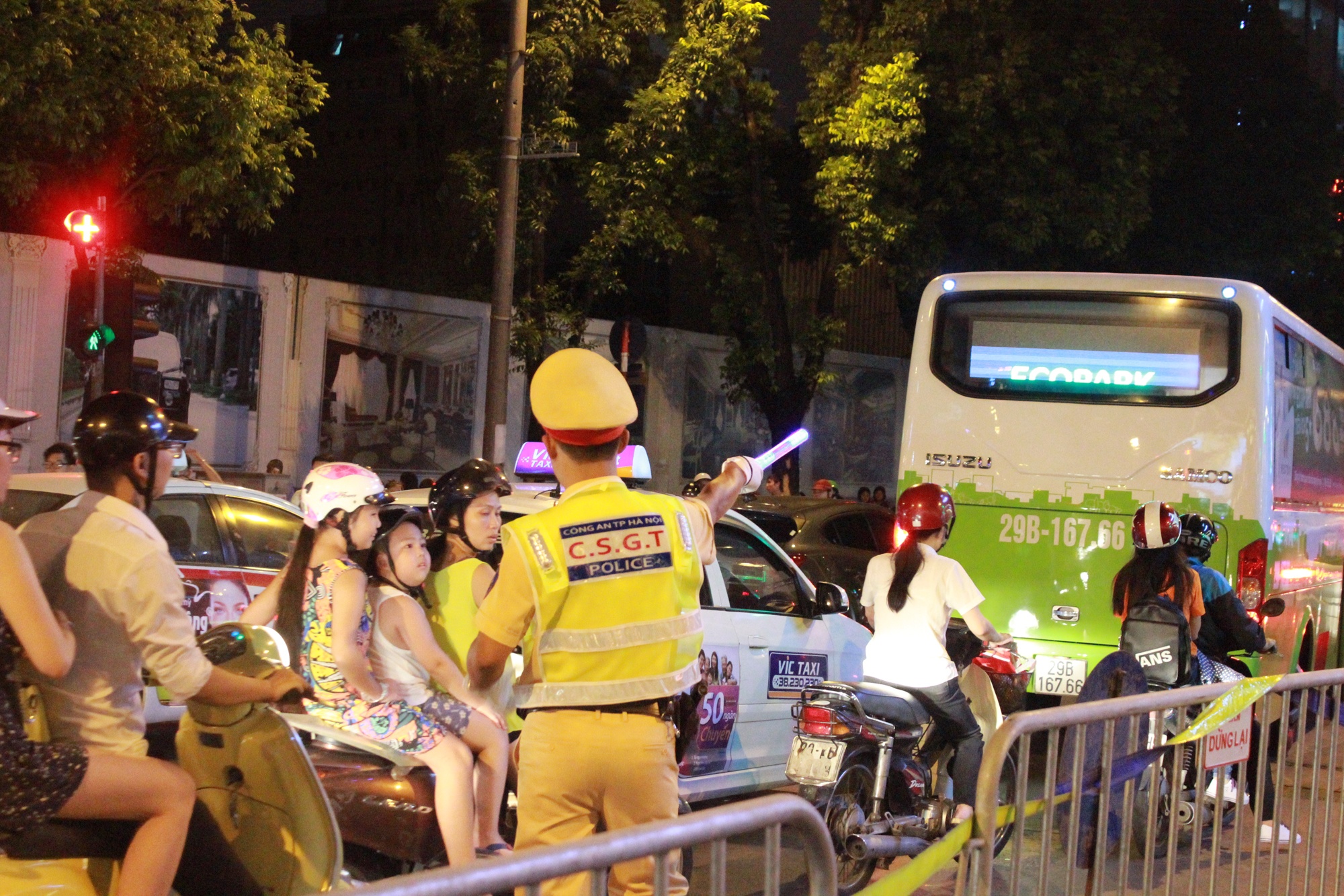 CSGT mac ao phat sang anh 8