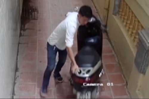Clip thanh nien mac banh trom xe ga trong nha tro hinh anh