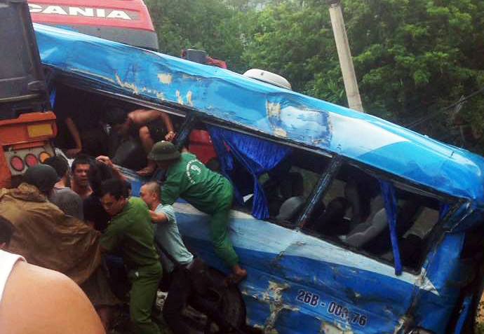 xe khách lao xuống vực dốc Cun ảnh 1 xe khach lao xuong vuc doc Cun anh 1