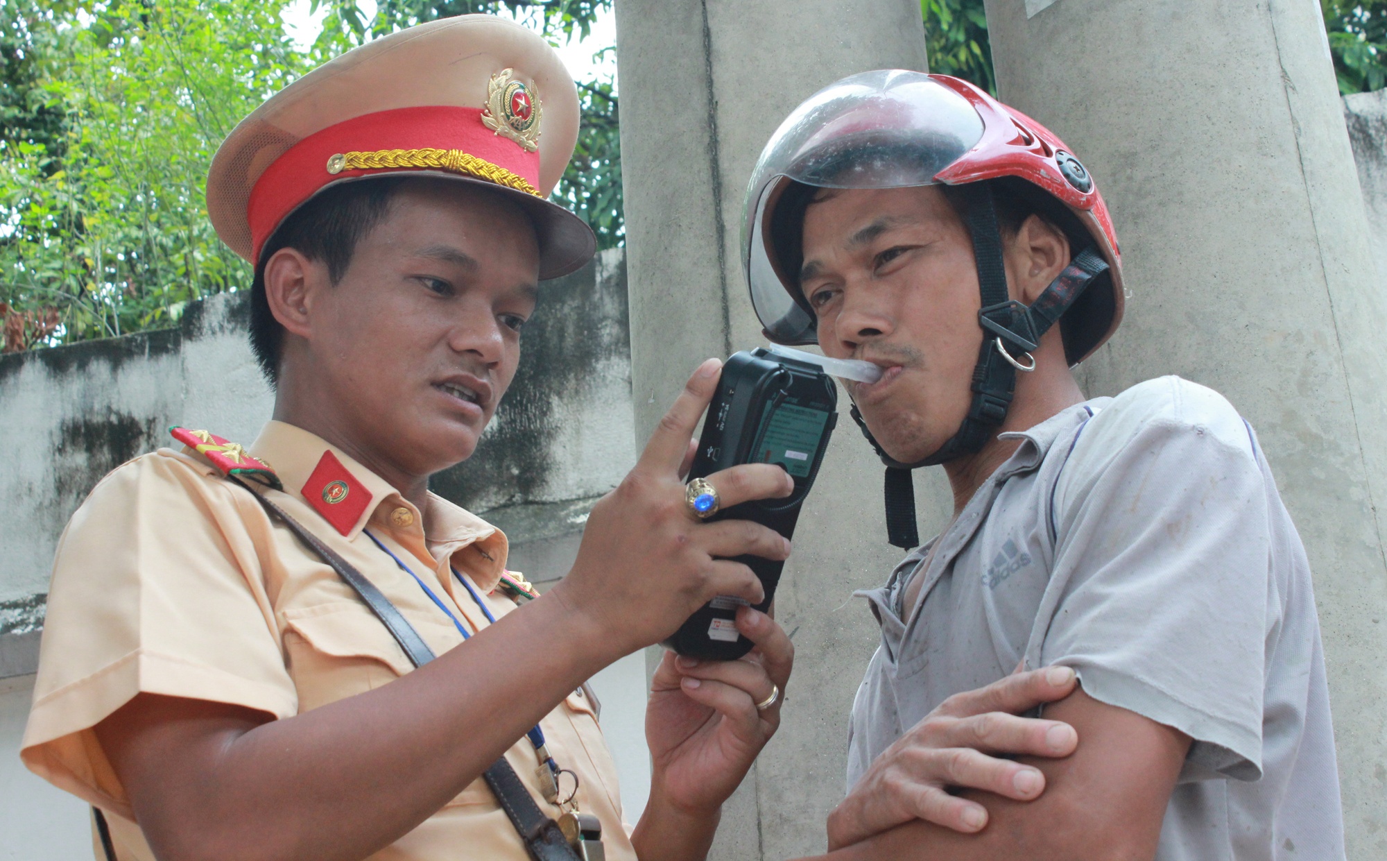 Nua tieng ngoi uong bia bi phat ca thang thu nhap hinh anh