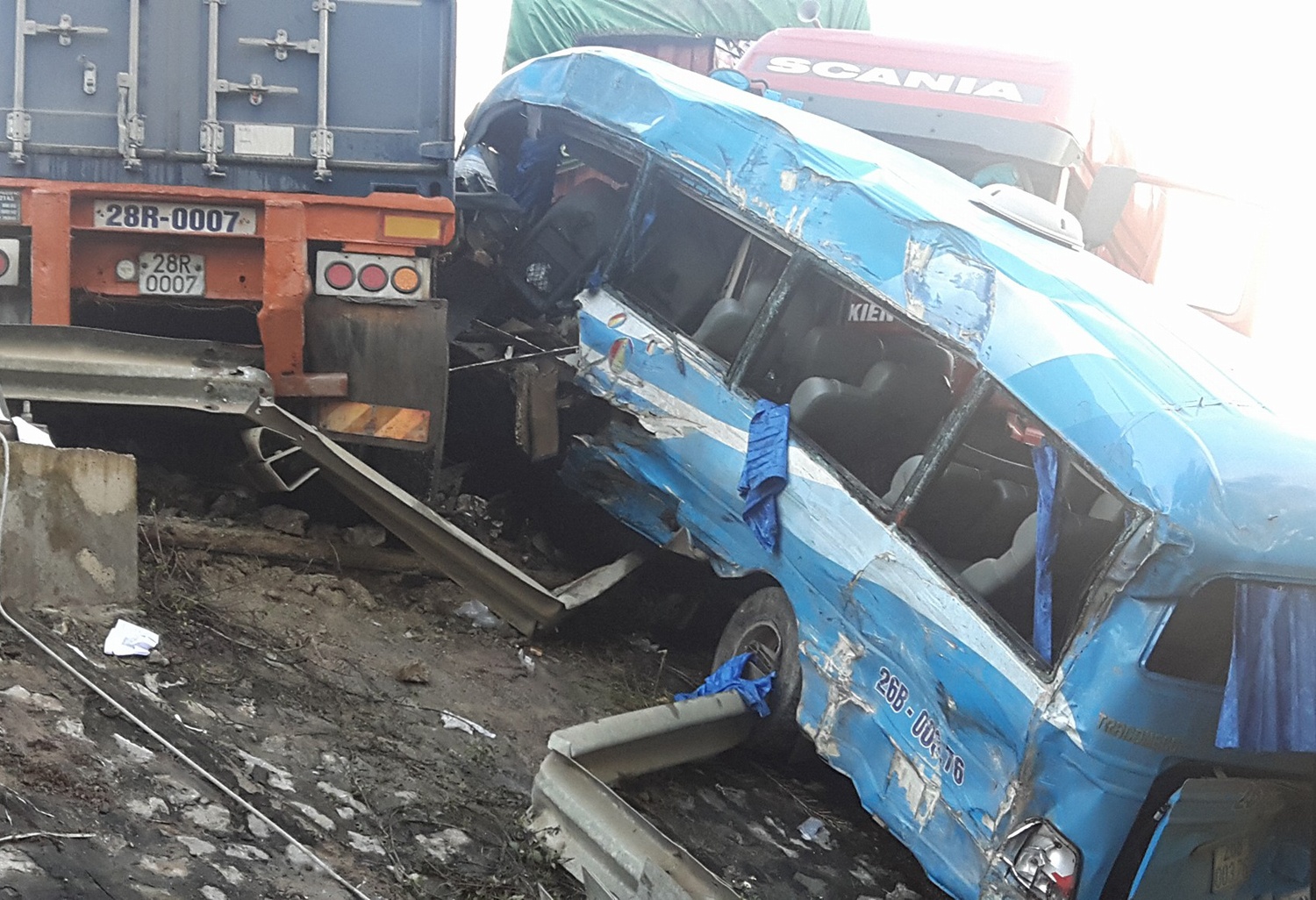 Xe di an cuoi lao xuong vuc do 4 oto va cham lien hoan hinh anh