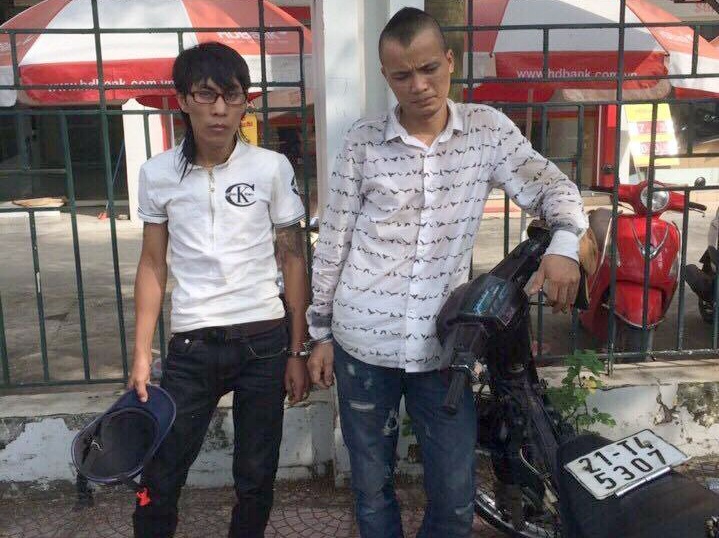 Bo doi trung ten, cung nam sinh di trom gap phai canh sat hinh anh