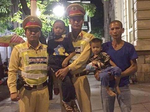 Tre em lien tuc di lac sau 2 tuan khai truong pho di bo hinh anh