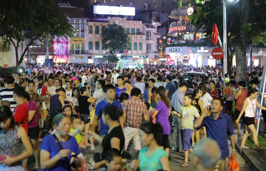 trẻ lạc phố đi bộ hồ Gươm ảnh 2 tre lac pho di bo ho Guom anh 2