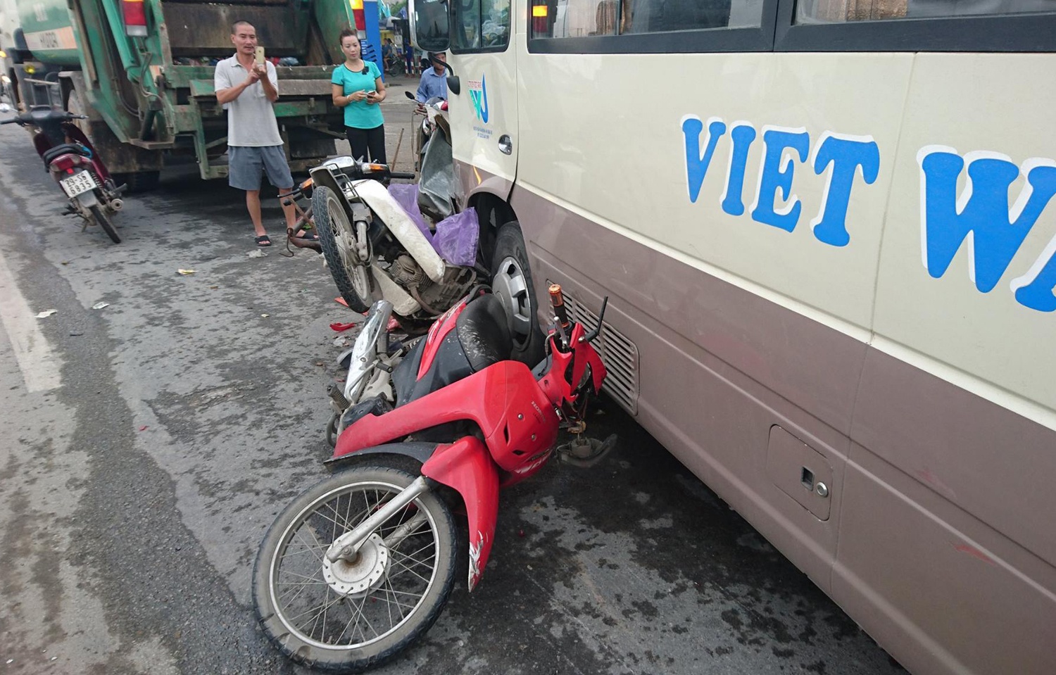 Oto tong 5 phuong tien tren quoc lo, 4 nguoi nhap vien hinh anh