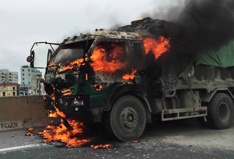 Tai xe nhay khoi cabin xe tai dang boc chay hinh anh