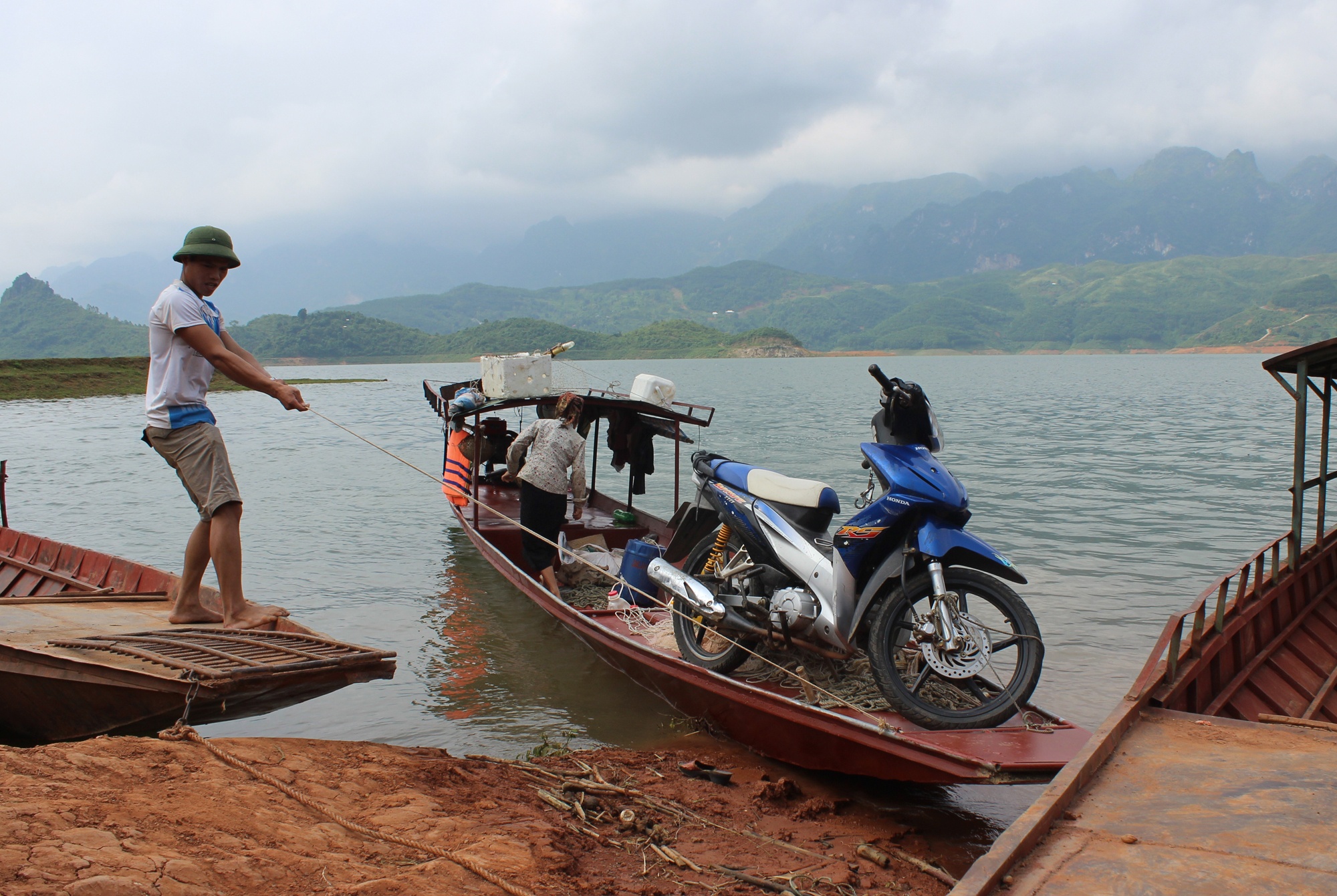 Am anh viec cho thi the quan chieu qua song hinh anh