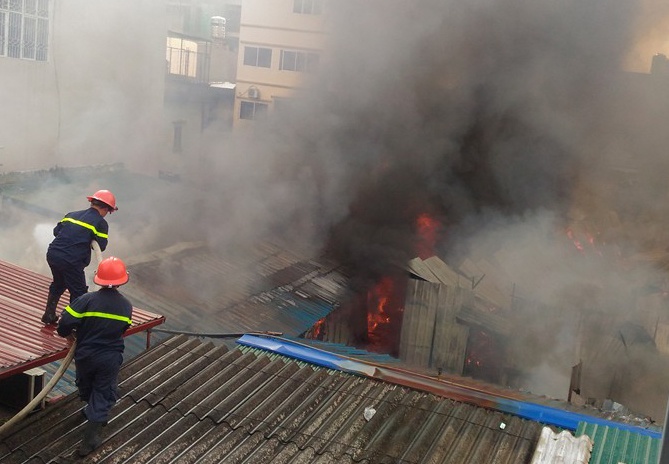 Khu lan trai cong nhan bi lua thieu hon mot gio hinh anh