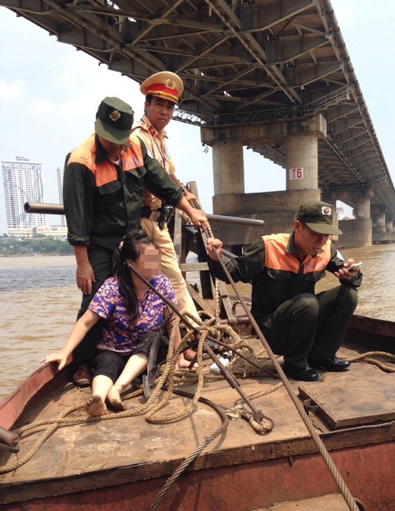 CSGT Đội 5 cứu phụ nữ nhảy cầu ảnh 1 CSGT Doi 5 cuu phu nu nhay cau anh 1