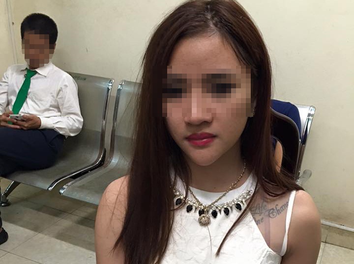 Hot girl gap canh sat khi mang thuoc lac di bar hinh anh
