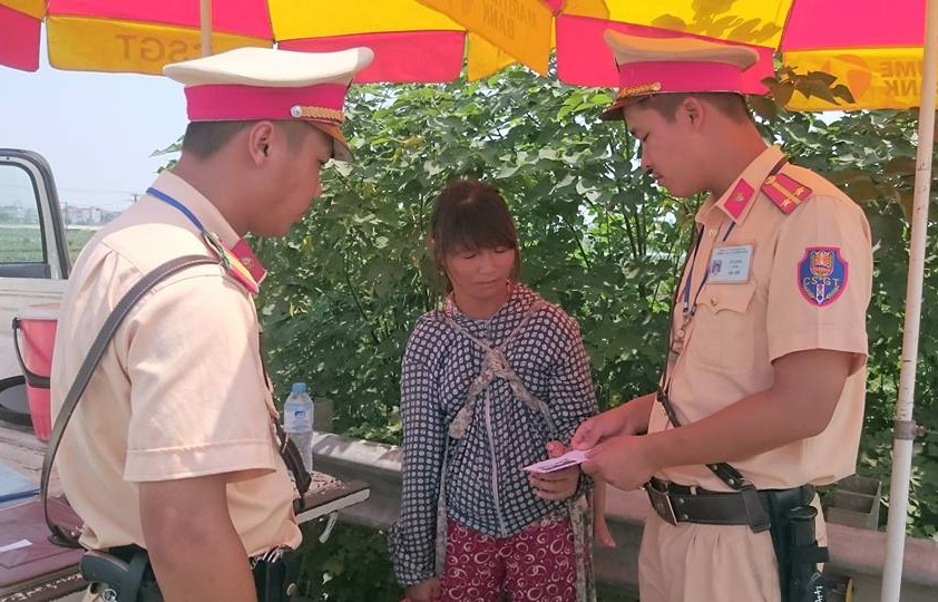 Thieu phu cau cuu CSGT sau khi tron khoi ke buon nguoi hinh anh