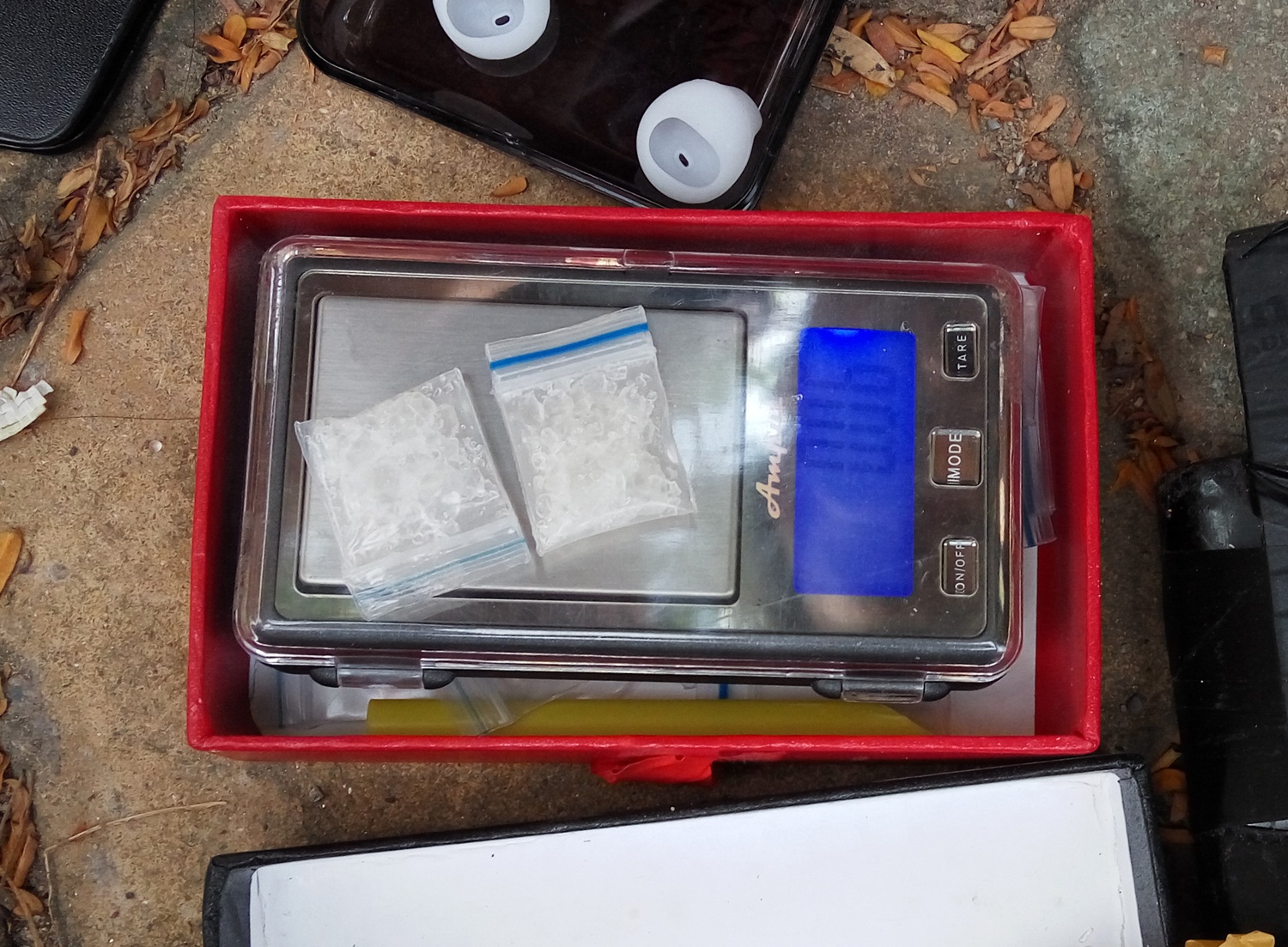 Giấu ma túy trong áo ngực ảnh 2 Giau ma tuy trong ao nguc anh 2