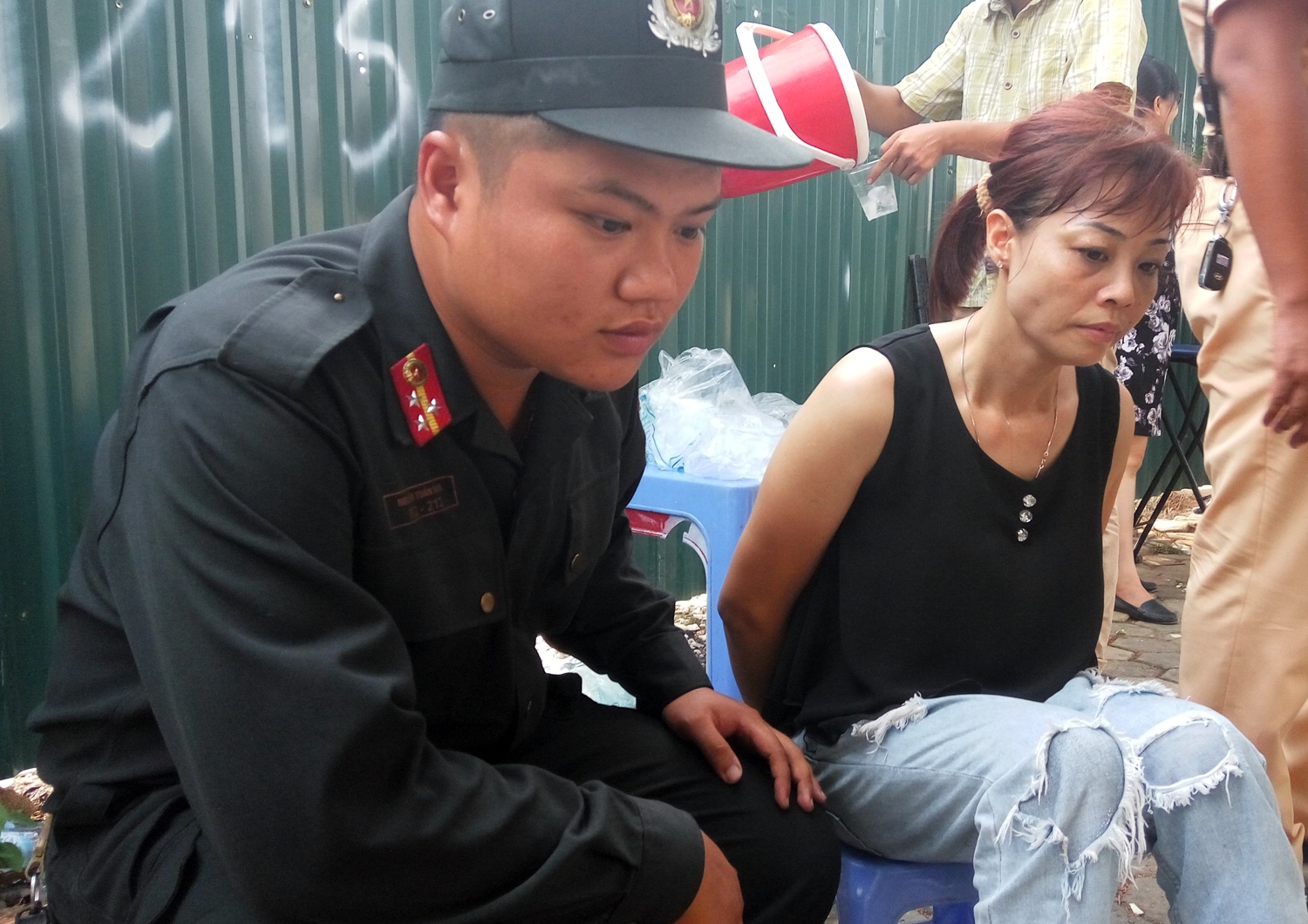 Canh sat nho co gai di duong kiem tra ao nguc nu nghi pham hinh anh